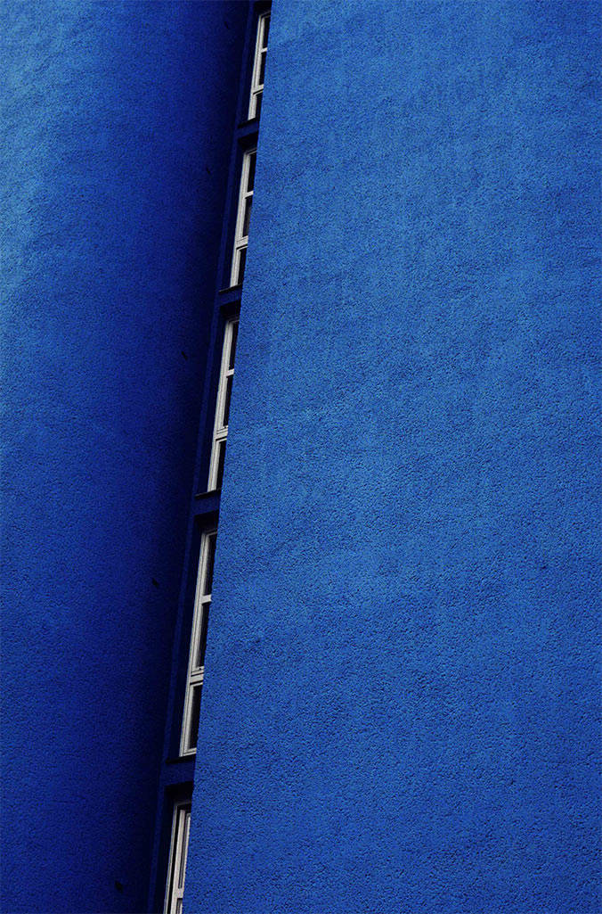 Blaues Haus mit Fensterreihe (c315_29) · 11/2006